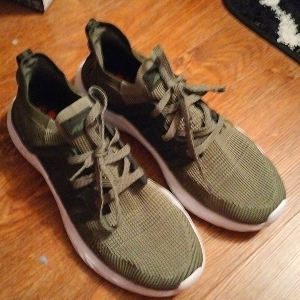 Tennis shoes